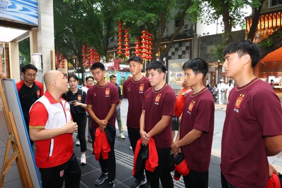 秘书双腿打开揉弄高潮